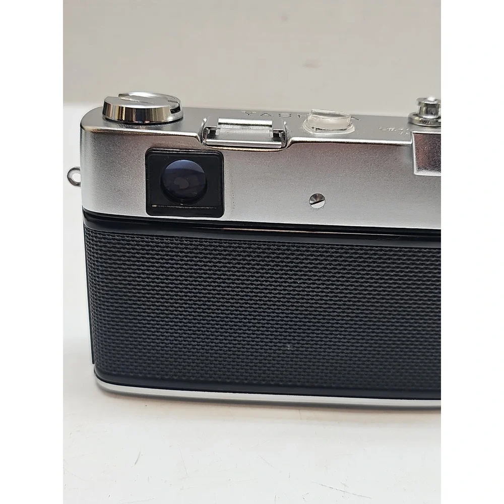 Yashica Lynx 5000 35mm Rangefinder Film Camera.  45mm f/1.8 Lens. W/ Casing